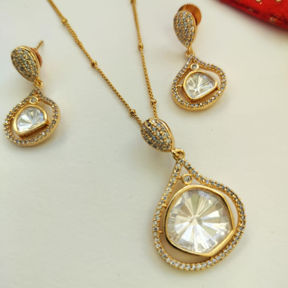 Mossanite Single Stone Kundan Pendant Set