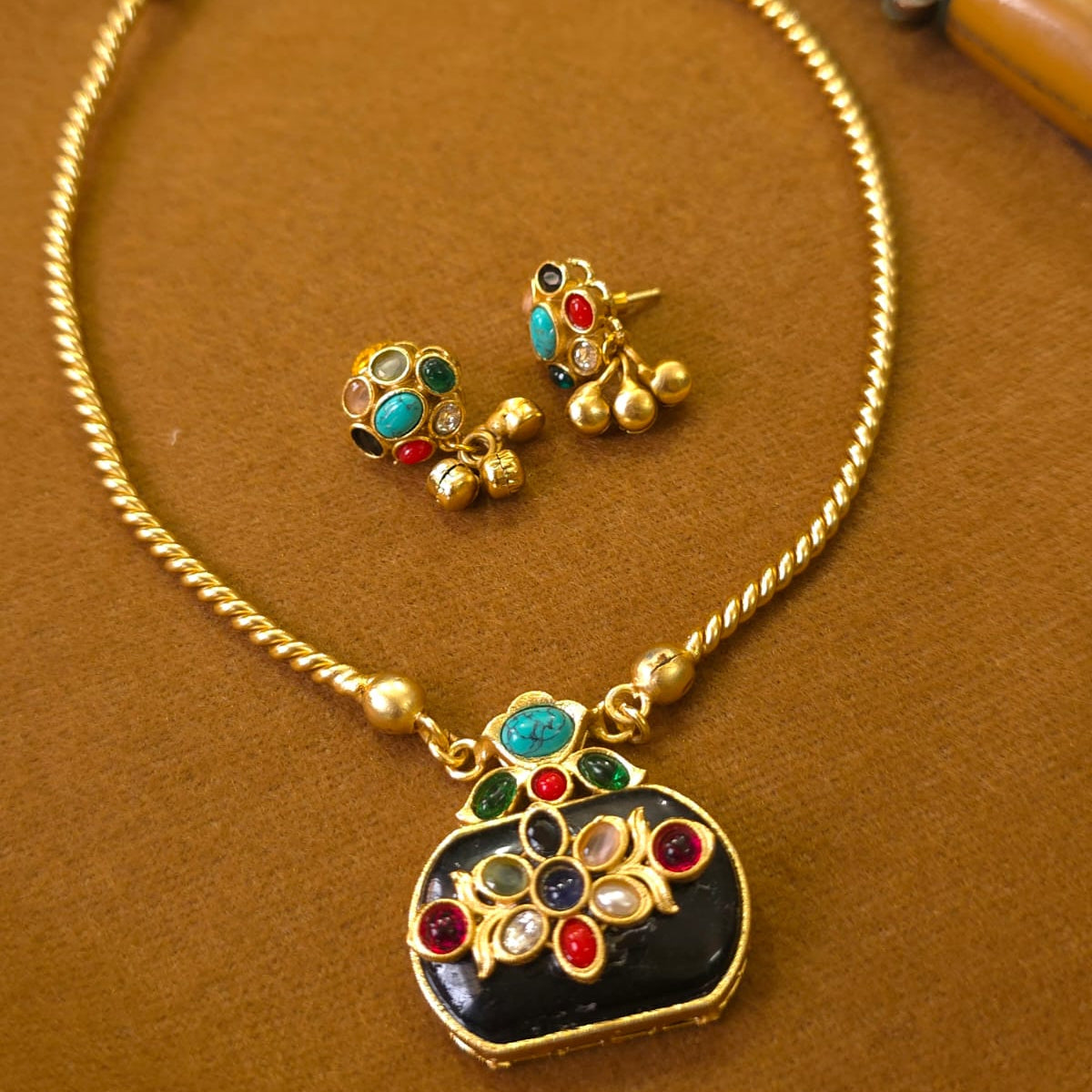 Siya Jaipuri Minimal Necklace set