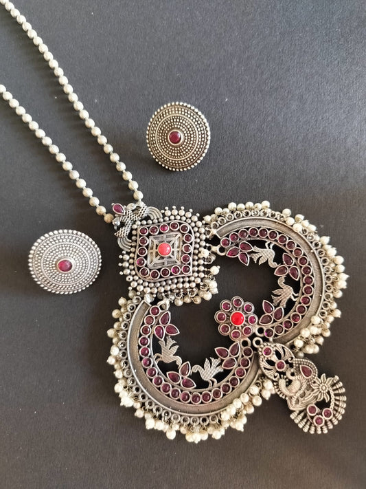 Shreya Kemp Stone Pearl Broad Pendant Set