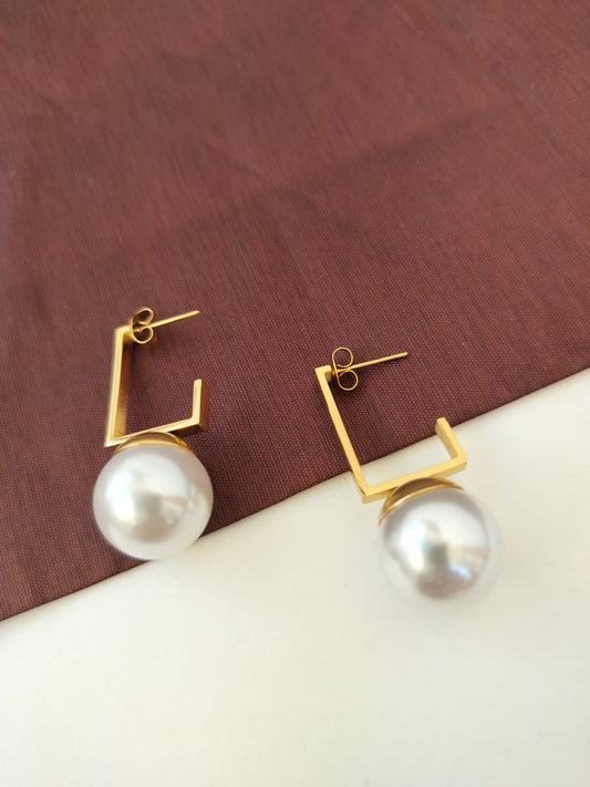 Inaya Golden Pearl Earrings