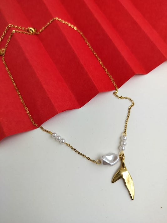 Bella Pearl golden pendant